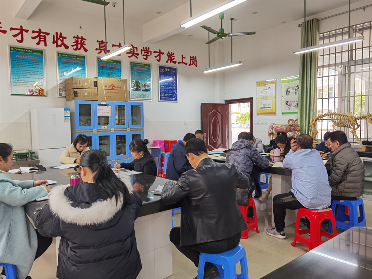 图一:畜牧学科党支部党员在认真学习.jpg 图一:畜牧学科党支部党员在认真学习.jpg