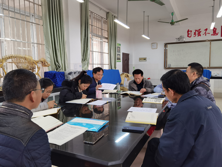 图二:党员代表发言.jpg 图二:党员代表发言.jpg