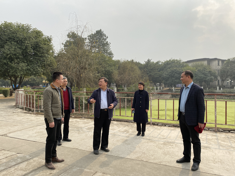 图1 王凯学（右三）在检查校园安全.JPG