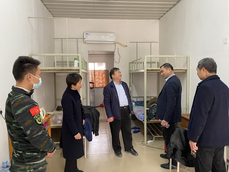 图2 王凯学（右三）在检查学生宿舍安全.JPG