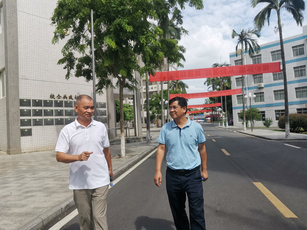 图1 蒋漓生校长陪同覃壮才处长参观学校.jpg 图1 蒋漓生校长陪同覃壮才处长参观学校.jpg