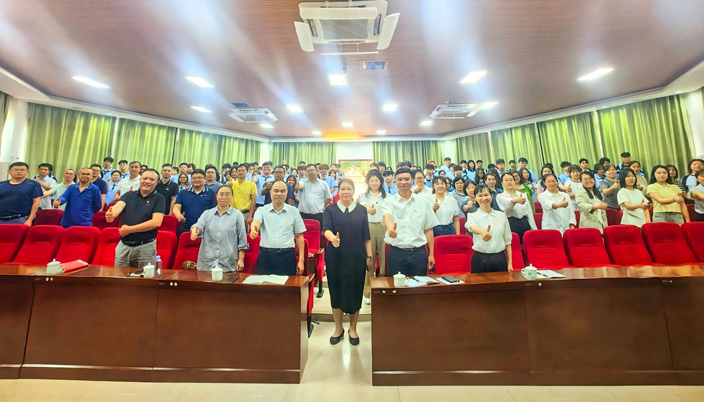 图2 参会教师、学生与专家合影_副本.jpg